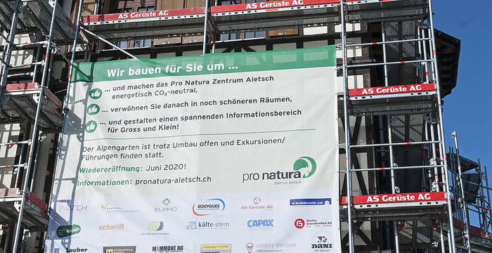 28.06.19 - Das Gerüst wächst, ein Plakat informiert über den Umbau.