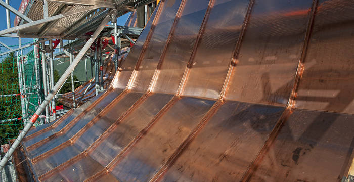 11.8.19 - Das neue Kupferdach wird in aufwändiger Handarbeit gebogen.
